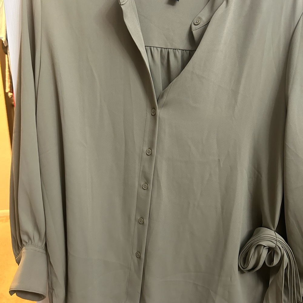 Elegant Women's Green Blouse